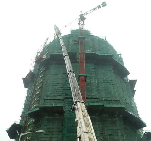 延长吊车在工地上作业